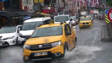 Beyoğlu'nda caddeler sular altında kaldı, sürücüler zor anlar yaşadı