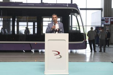 Bozankaya'nın ürettiği yerli tramvayı Romanya'ya uğurlama töreni düzenlendi