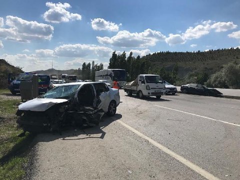 Aşırı hızla karşı şeride geçen otomobil, 2 araçla çarpıştı: 6 yaralı