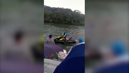 Vídeo mostra briga entre ocupantes de lanchas e motos aquática; capitania dos portos de SC avalia