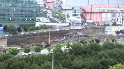 Başakşehir'de istinat duvarı çöktü (2)