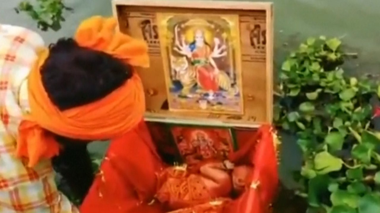 Inde : un bébé retrouvé vivant dans une boîte flottant sur le Gange