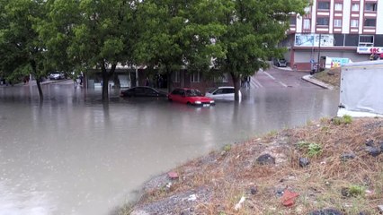İSTANBUL -Sağanak hayatı olumsuz etkiliyor - Sultangazi'de bazı otomobiller suyla doldu