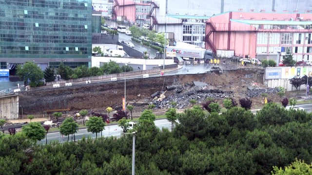 İSTANBUL - Başakşehir'de istinat duvarı çöktü (2)