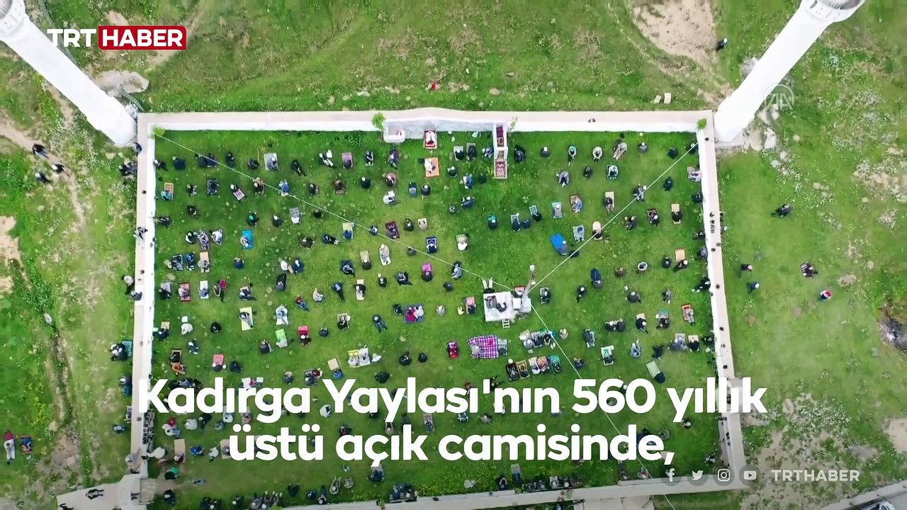 Üstü açık tarihi camide açık havada cuma namazı