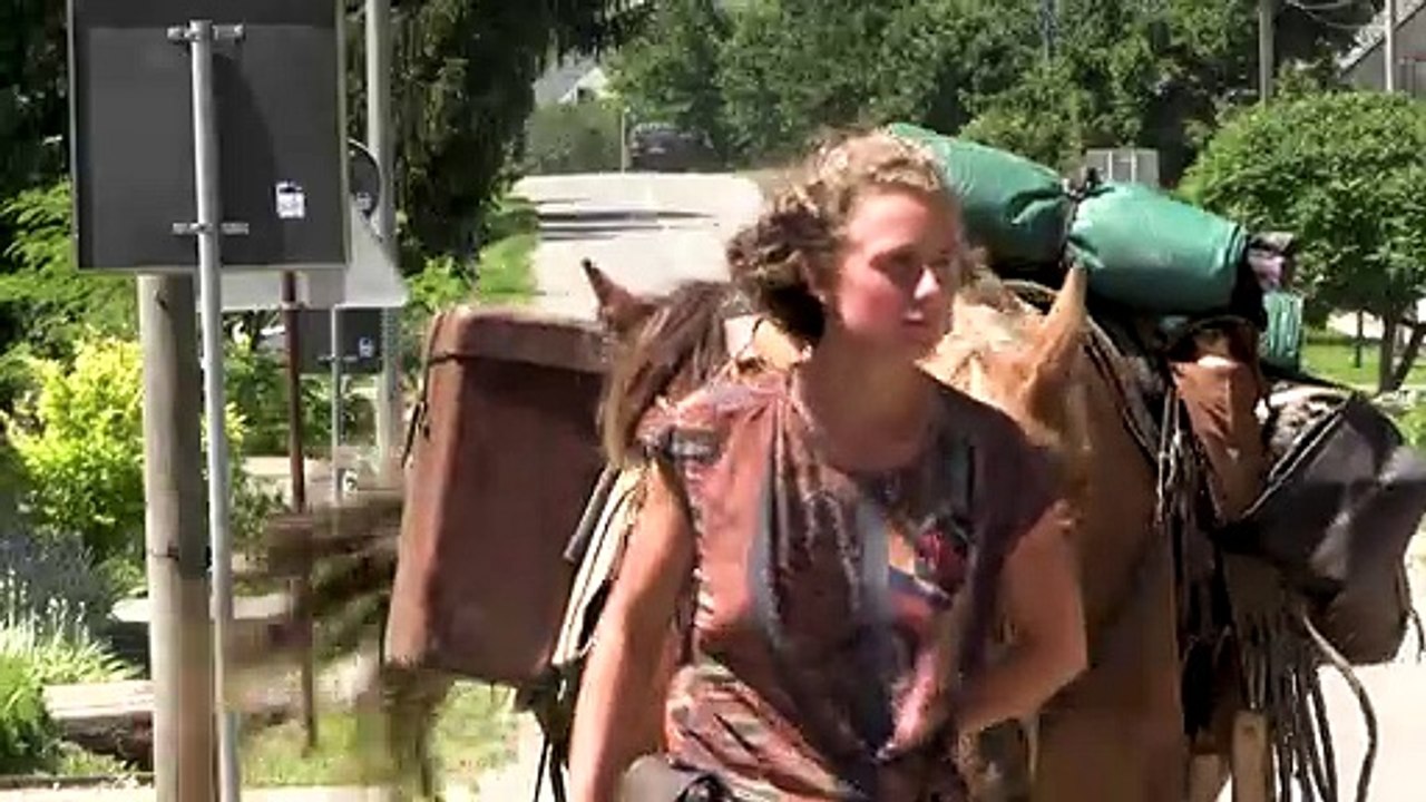 "Je suis une femme sauvage": elle traverse l'Europe à pied avec ses chevaux et son chien