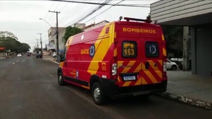 Motociclista desliza sobre pedras soltas e sofre queda, na Rua General Osório