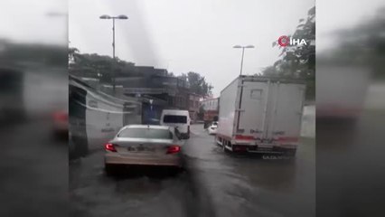 Beyoğlu'nda caddeler sular altında kaldı, sürücüler zor anlar yaşadı