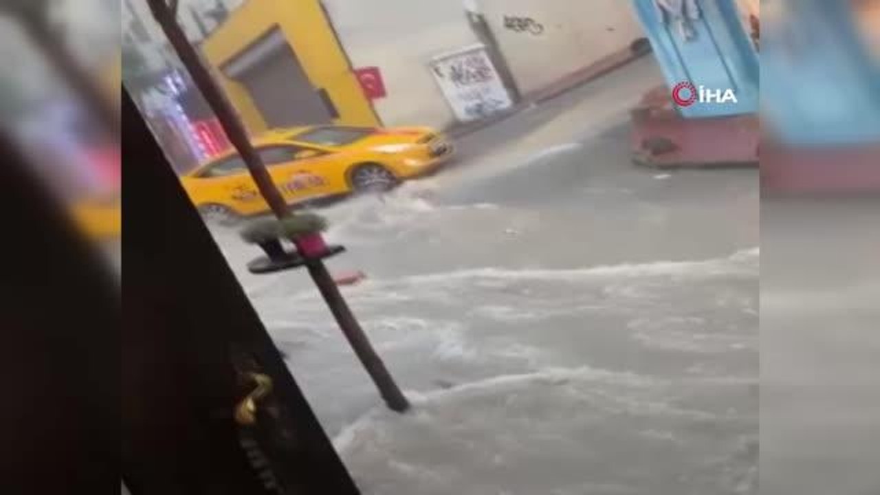 Beyoğlu'nda caddeler sular altında kaldı, araçlar güçlükle ilerledi