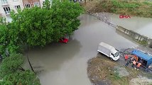 İstanbul'da şiddetli yağış: Araçlar mahsur kaldı, evleri su bastı