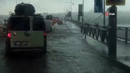 İstanbul’da sağanak yağmur bazı yolları göle çevirdi