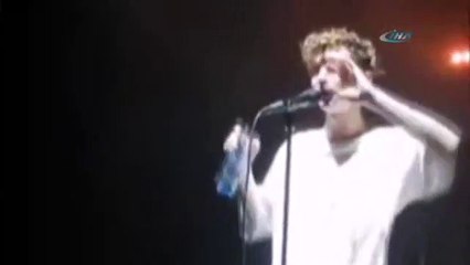 Konserde şarkıcının yüzüne şişe fırlatıldı