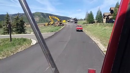 Ce conducteur de pelleteuse se retrouve dans une fâcheuse position