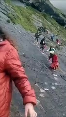 Download Video: Ce chemin au Nepal va vous donner le vertige...