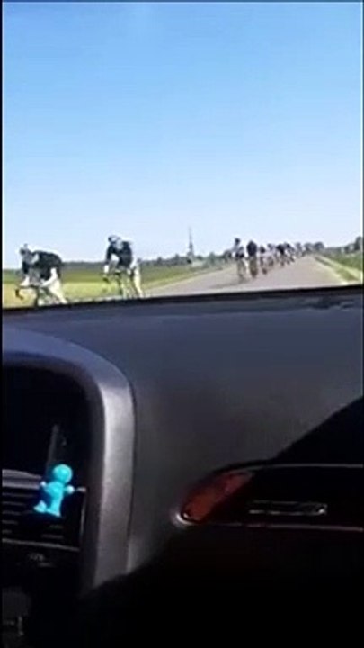 Des cyclistes ne voient pas la voiture garée... douloureux