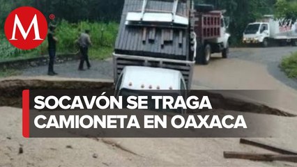 En Oaxaca, lluvias provocan socavón; se traga camioneta