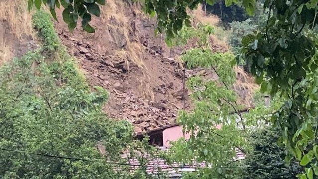 EYÜPSULTAN'DA SAĞANAK YAĞIŞ SONRASI TOPRAK KAYMASI