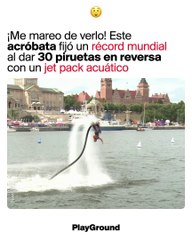 Este acróbata fijó un récord mundial al dar 30 piruetas en reversa con un jet pack acuático