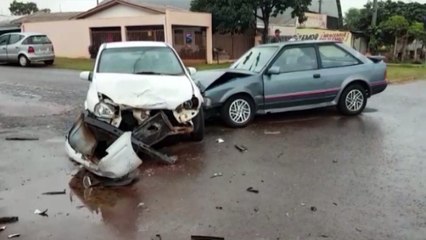 Três veículos se envolvem em forte batida no Bairro Santos Dumont