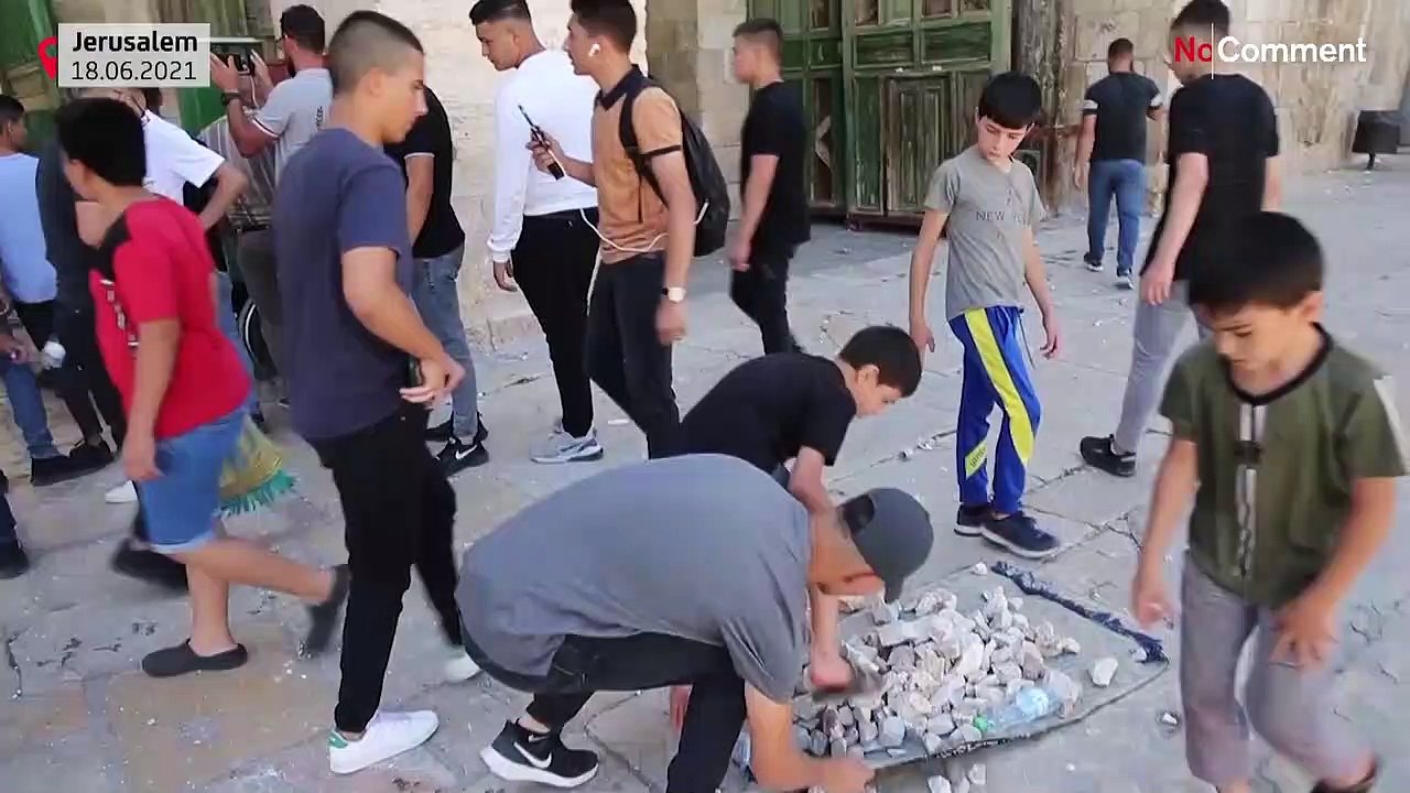 Palestinianos entram em conflito com polícia israelita na mesquita Al-Aqsa
