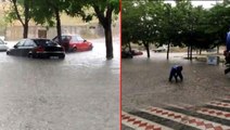 İstanbul'da yoğun yağış sonrası araçlar mahsur kaldı