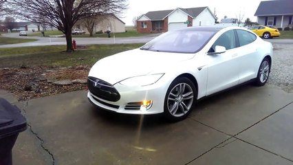 Tesla'dan otomatik park özelliği