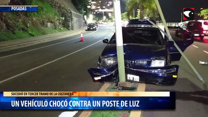 Un vehículo chocó contra un poste de luz