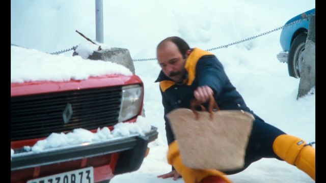 LES BRONZES FONT DU SKI Film - Extrait avec Gérard Jugnot - Vous êtes en train d'uriner sur ma voiture...