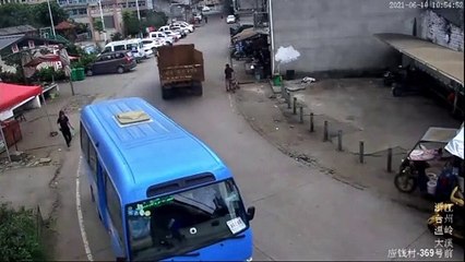 Cửa sau xe ben tuột "vả" vỡ kính lái xe buýt đối diện - Tạp Chí Bốn Bánh