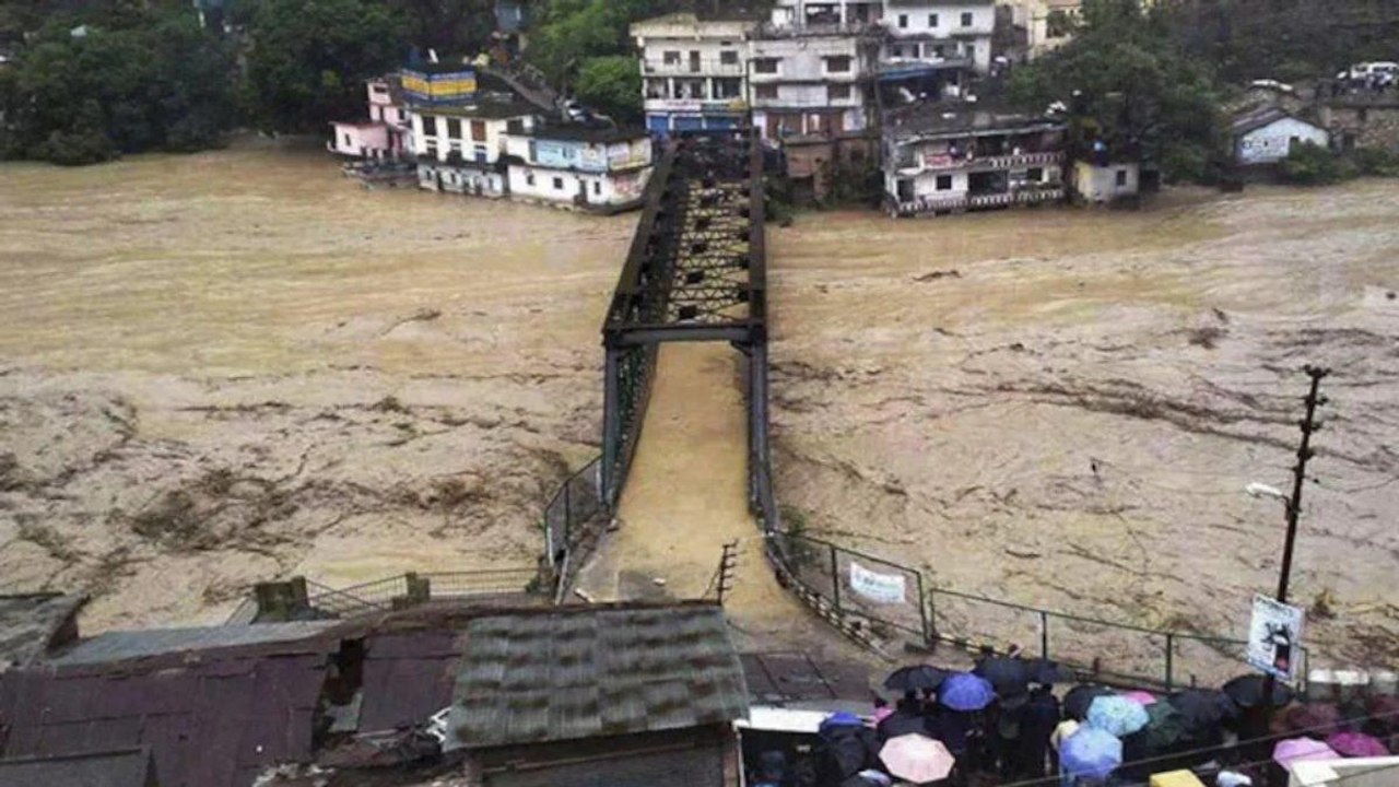 Alaknanda river flowing over many temples in Ut...