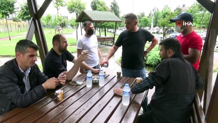 -  Yanan aracını söndürüp arkadaşları ile çay keyfi yaptı