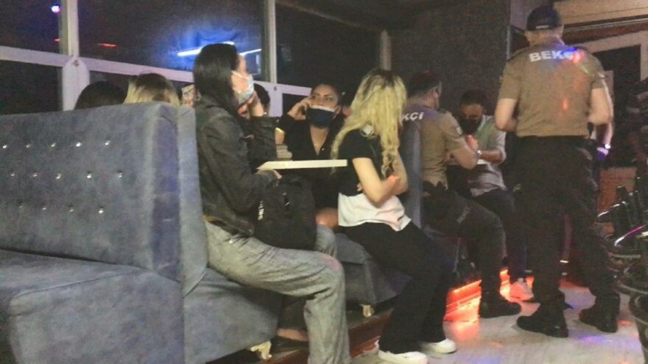 Kısıtlamaya rağmen restorana baskın