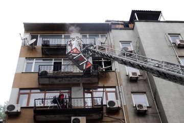 Fatih'te korkutan yangın: Mahsur kalanlar son anda kurtarıldı