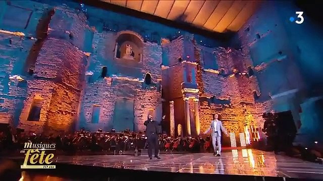 Regardez l'incroyable prestation vocale de Cyril Feraud hier soir, sur scène, sur France 3 dans le blues du businessman