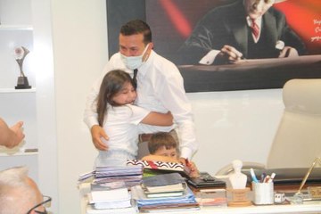 SAĞLIK MÜDÜRÜNE TOPLANTIDA DUYGULANDIRAN 'BABALAR GÜNÜ' SÜRPRİZİ