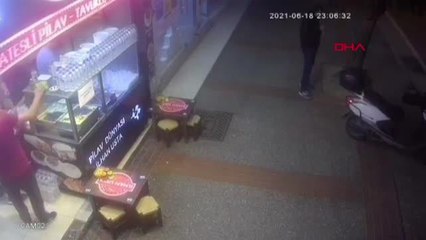 Son dakika haberi | BURSA İŞ YERİ ÇALIŞANLARINA RAĞMEN KURYE MOTOSİKLETİNİN ÇALINMA ANI KAMERADA