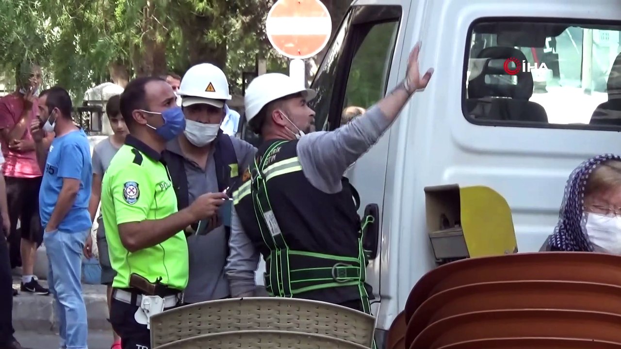 Yolcu dolu minibüsler çarpıştıktan sonra alev aldı: 6 yaralı