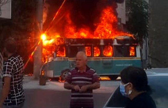 Yolcu dolu minibüsler çarpıştıktan sonra alev aldı: 6 yaralı