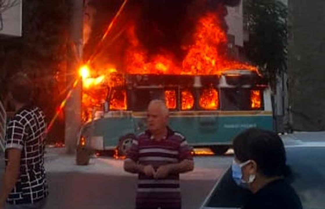 Yolcu dolu minibüsler çarpıştıktan sonra alev aldı: 6 yaralı