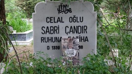 HİÇ HEDİYE ALAMADIĞI BABASI İÇİN KİTAP YAZDI