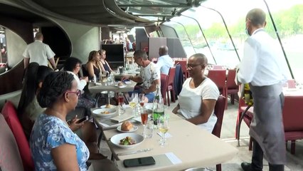 Paris: les dîners-croisières sur la Seine attirent les touristes français