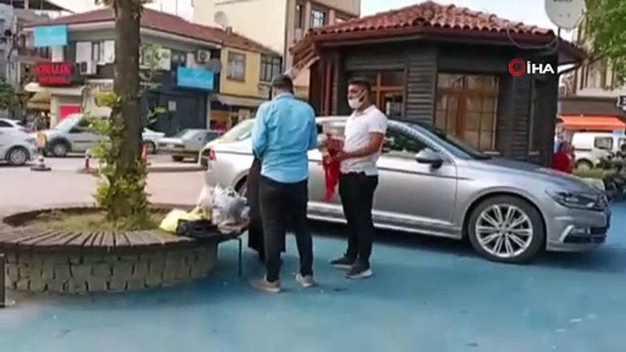 Askere yardım bahanesiyle para topluyordu, kameraları görünce uzaklaştı