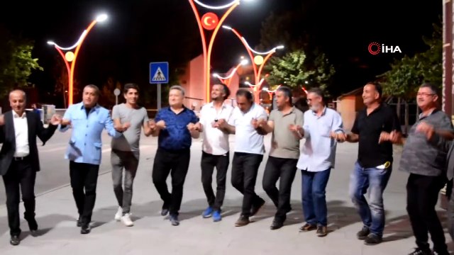 Aydın Aydın ve gazeteciler gece yarısı sınırda halay çekti