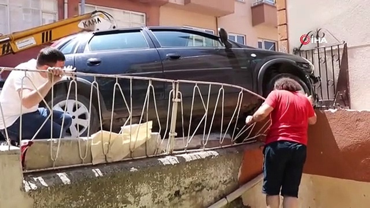 Otomobil apartmana girdi, kadın sürücü aracı bırakıp kaçtı