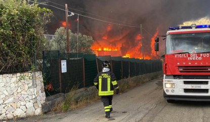 Motta Camastra (ME) - Incendio in un capannone di stoccaggio rifiuti plastici (19.06.21)