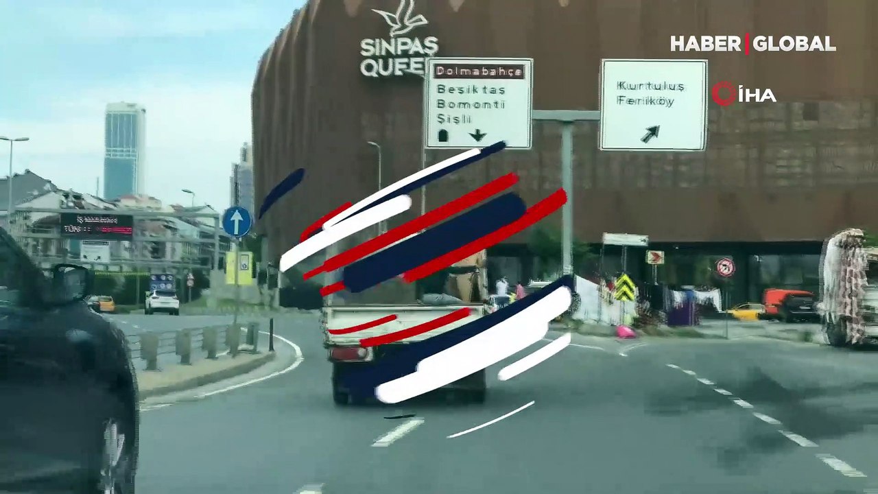 Çocukların kamyonet kasasında tehlikeli yolculuğu