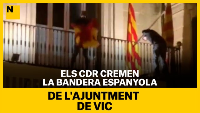 Els CDR cremen la bandera espanyola de l'ajuntament de Vic
