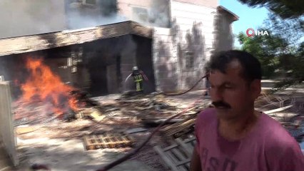 Oğlunun emeklerini yanarken gören anne gözyaşlarına boğuldu