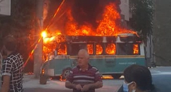 Çarpışan yolcu minibüsleri alev aldı: Çok sayıda yaralı var