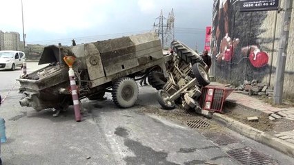 Başakşehir'de beton yüklü traktör devrildi: 1 yaralı